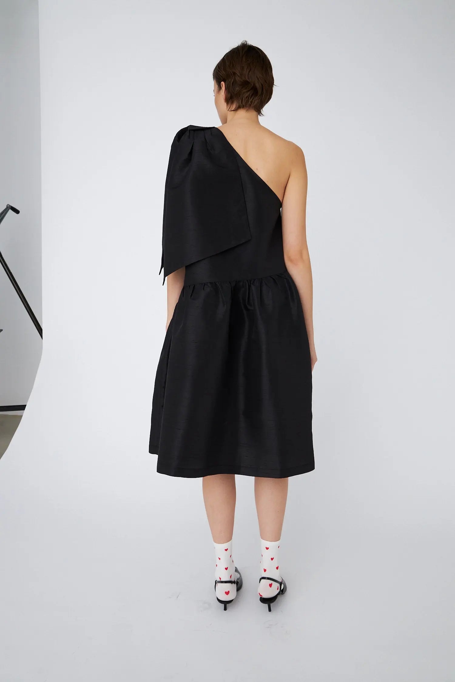 Stella Nova Crisp One-Shoulder Midi Dress with Bow Dress 999 Black